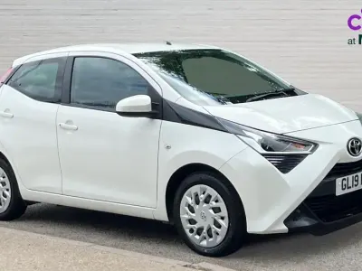 Used Toyota Aygo X-play 72 HP (52 kW) 2019 White Hatchback