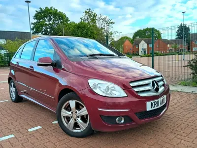 Begagnad Mercedes B200 SE 2011 Röd Minibuss