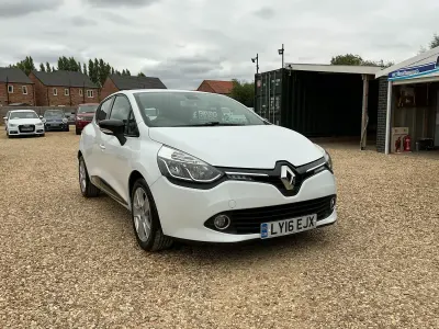 Used Renault Clio Dynamique 75 HP (55 kW) 2016 White Hatchback