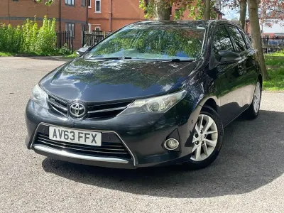 Used Toyota Auris 90 HP (66 kW) 2013 Black Hatchback