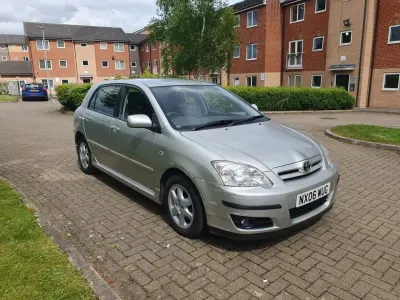 Usado Toyota Corolla 97 HP (71 kW) 2006 Prateado Citadino