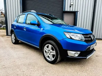 Begagnad Dacia Sandero Lauréate 90 HK (66 kW) 2013 Blå Halvkombi