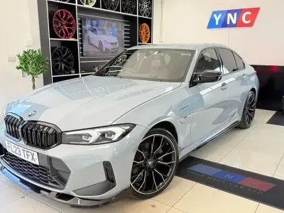 Begagnad BMW 330e M Sport 2023 Grå Sedan