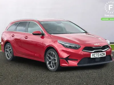 Begagnad Kia Ceed 2023 Röd Halvkombi