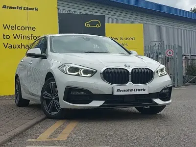 Begagnad BMW 118 Sport Line 140 HK (102 kW) 2020 Vit Halvkombi
