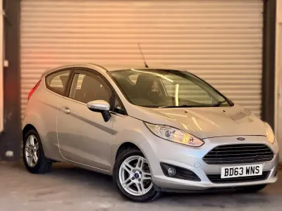 Usado Ford Fiesta Zetec 2013 Prateado Citadino