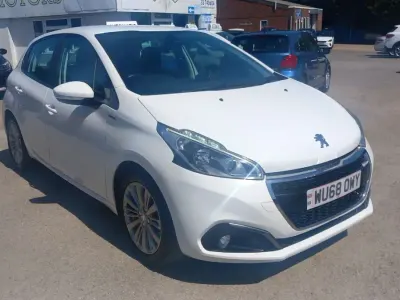 Used Peugeot 208 Signature Sky 82 HP (60 kW) 2018 White Hatchback