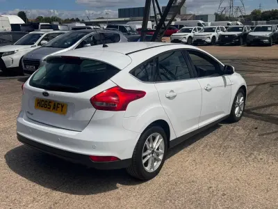 Used Ford Focus Zetec 125 HP (91 kW) 2015 White Hatchback