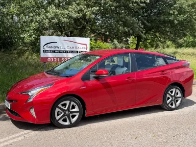 Used Toyota Prius 122 HP (89 kW) 2018 Red Hatchback