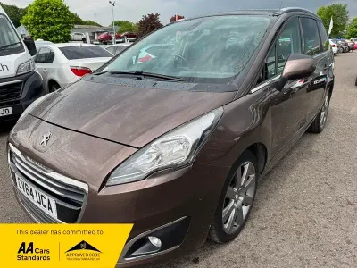 Usado Peugeot 5008 Allure 115 HP (84 kW) 2014 Castanho Monovolume