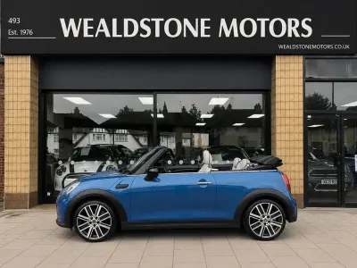 Begagnad Mini Cooper Cabriolet Exclusive 136 HK (100 kW) 2023 Blå Cab