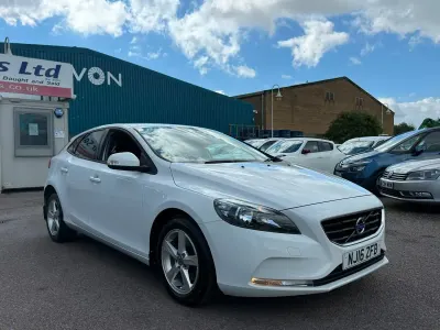 Used Volvo V40 120 HP (88 kW) 2016 White Hatchback