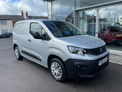 Usado Peugeot Partner 131 HP (96 kW) 2022 Prateado Monovolume