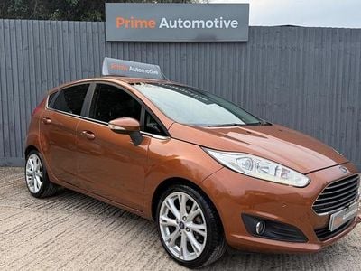 Begagnad Ford Fiesta Titanium 125 HK (91 kW) 2014 Gul Halvkombi