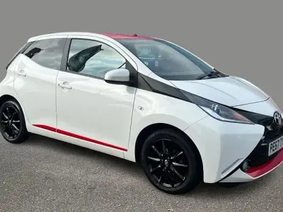 Used Toyota Aygo x-press 69 HP (50 kW) 2017 White Hatchback