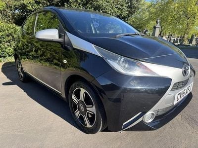 Begagnad Toyota Aygo X-clusiv 68 HK (50 kW) 2015 Svart Halvkombi