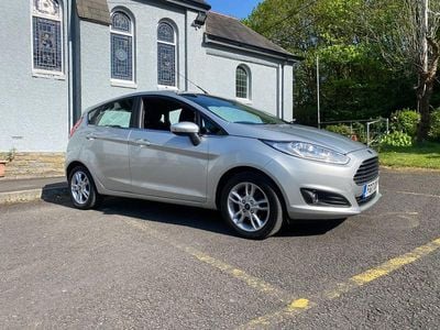 Usado Ford Fiesta Zetec 82 HP (60 kW) 2017 Prateado Citadino