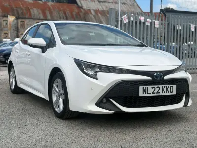 Used Toyota Corolla 120 HP (88 kW) 2022 White Hatchback