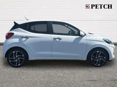Used Hyundai i10 Premium 62 HP (45 kW) 2024 White Hatchback