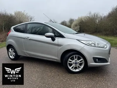 Begagnad Ford Fiesta Zetec 2015 Silver Halvkombi