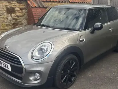 Usado Mini Cooper Hatch 136 CV (100 kW) 2018 Plateado Utilitario