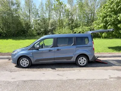 Usado Ford Tourneo Zetec 2021 Azul Monovolume