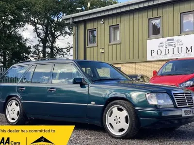 Used Mercedes E220 1996 Green Estate