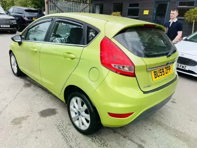 Usado Ford Fiesta Zetec 96 HP (70 kW) 2009 Verde Citadino