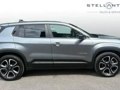 Begagnad Jeep Avenger EV Summit 113 kW (154 HK) 2025 Grå SUV