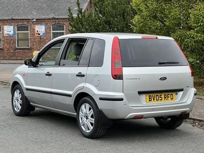 Used Ford Fusion 68 HP (50 kW) 2005 Silver Hatchback