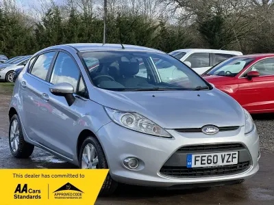 Usado Ford Fiesta Zetec 95 HP (69 kW) 2010 Prateado Citadino