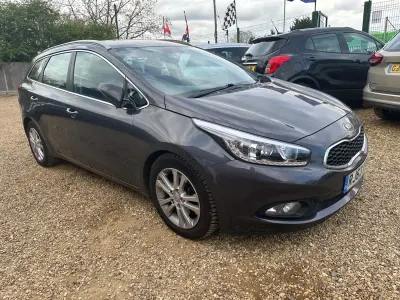Begagnad Kia Ceed 2014 Silver Halvkombi