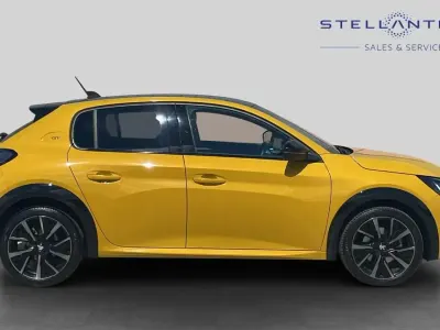 Used Peugeot 208 Premium 99 HP (72 kW) 2022 Yellow Hatchback