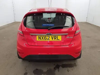 Usado Ford Fiesta Zetec 96 HP (70 kW) 2012 Vermelho Citadino