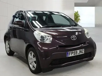 Usado Toyota iQ 68 HP (50 kW) 2010 Roxo Citadino