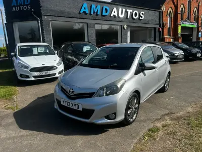 Używany Toyota Yaris SR 99 KM (72 kW) 2013 Srebrny Hatchback