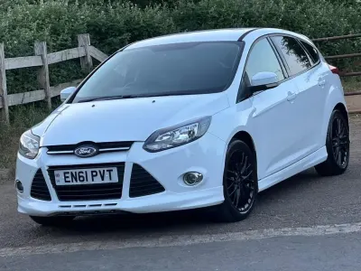 Usado Ford Focus Zetec 125 HP (91 kW) 2012 Branco Citadino