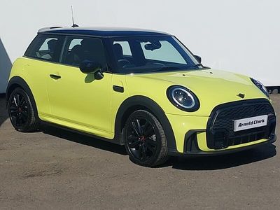Usado Mini Cooper Premium 136 CV (100 kW) 2023 Amarillo Utilitario