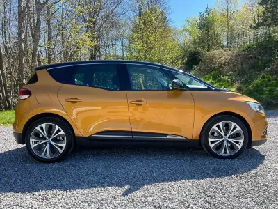 Usado Renault Scénic III Dynamique 2016 Amarillo Monovolumen
