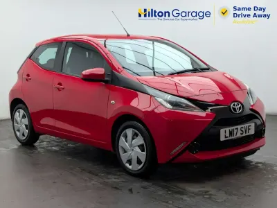Begagnad Toyota Aygo X-play 68 HK (50 kW) 2017 Röd Halvkombi