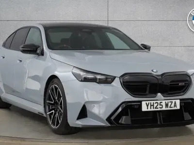Begagnad BMW M5 Comfort Edition 717 HK (527 kW) 2025 Grå