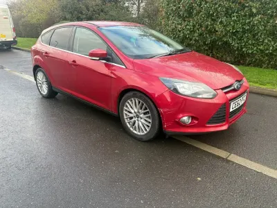 Begagnad Ford Focus Zetec 125 HK (91 kW) 2012 Röd Halvkombi