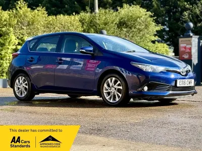 Usado Toyota Auris Business Edition 112 HP (82 kW) 2016 Azul Citadino