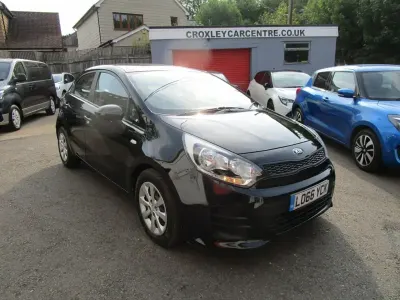 Begagnad Kia Rio Air 84 HK (61 kW) 2017 Svart Halvkombi