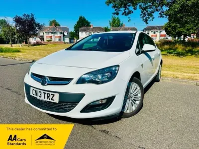 Used Vauxhall Astra 99 HP (72 kW) 2013 White Hatchback
