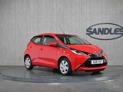 Gebraucht Toyota Aygo X-play 69 PS (50 kW) 2018 Rot Kleinwagen