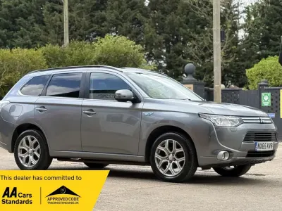 Begagnad Mitsubishi Outlander P-HEV 2015 Grå Kombi