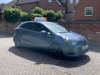 Używany Kia Rio 109 KM (80 kW) 2015 Niebieski Hatchback