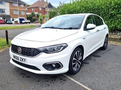Used Fiat Tipo Lounge 120 HP (88 kW) 2016 White Hatchback