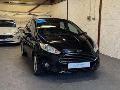 Usado Ford Fiesta Zetec 81 HP (59 kW) 2014 Preto Citadino